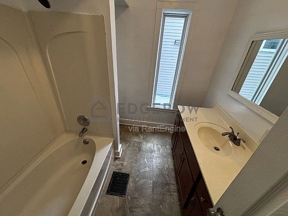 4th image of 1010 Helen St NE