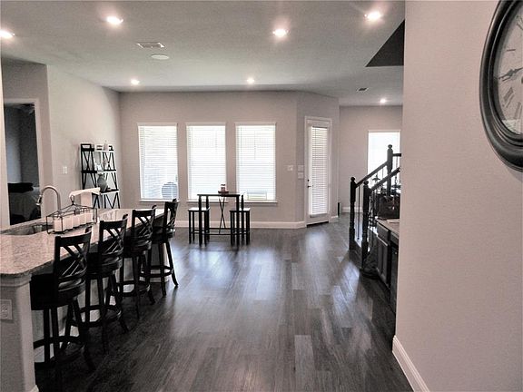 5th image of 403 Montrose Dr
