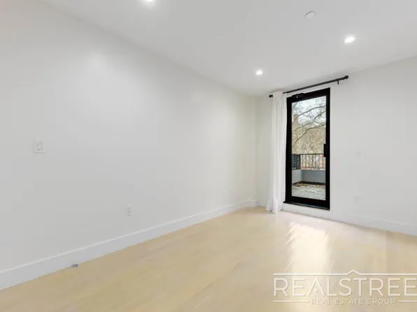 645 Knickerbocker Avenue image 7 of 9