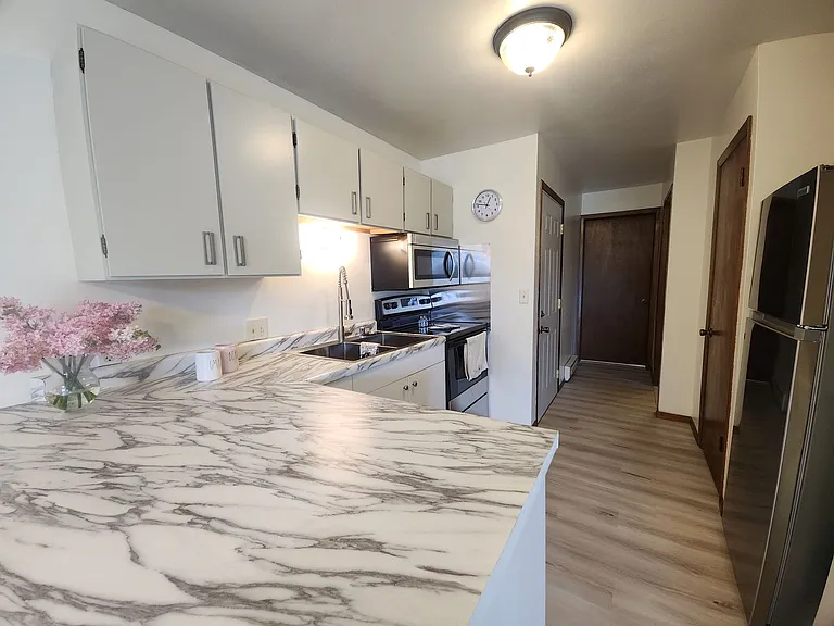 1045 Greenwood Ct — Photo 3