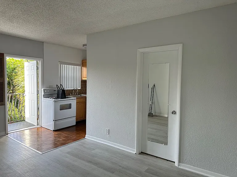2717 Middle River Dr #9 — Photo 1