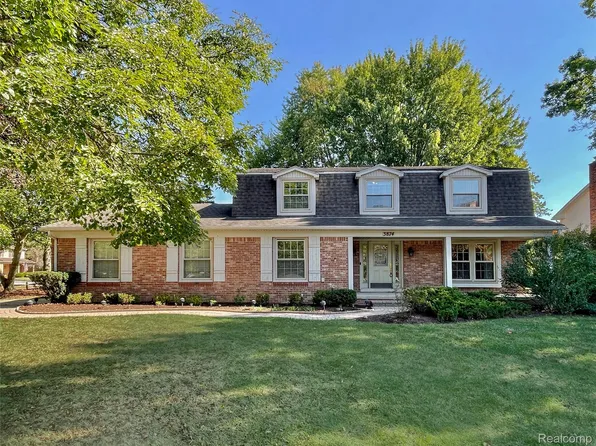 3874 Burkoff Dr, Troy, MI 48084