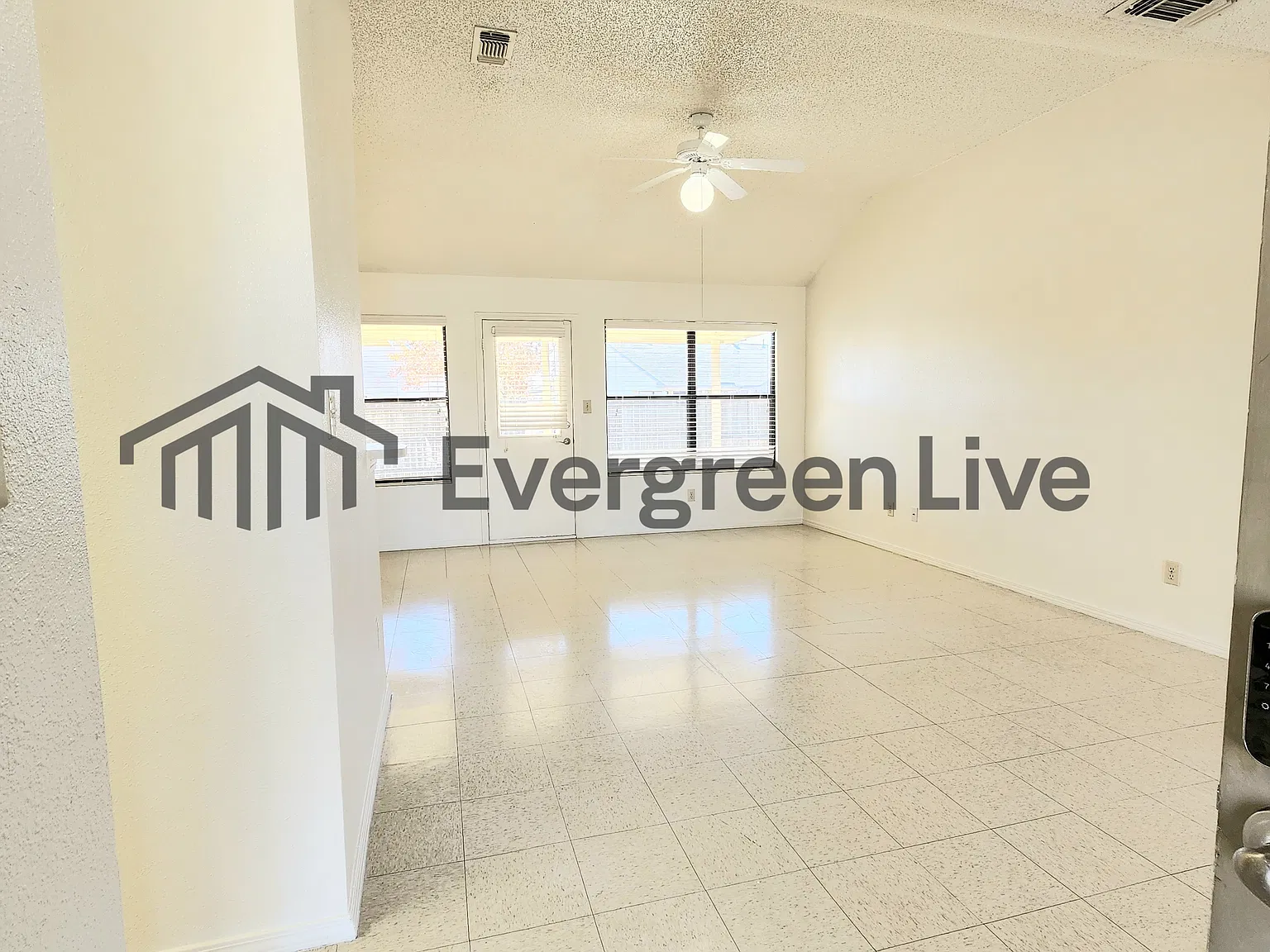 2 bed, 2.0 bath, 1390 sqft, $1,045 — Photo 2
