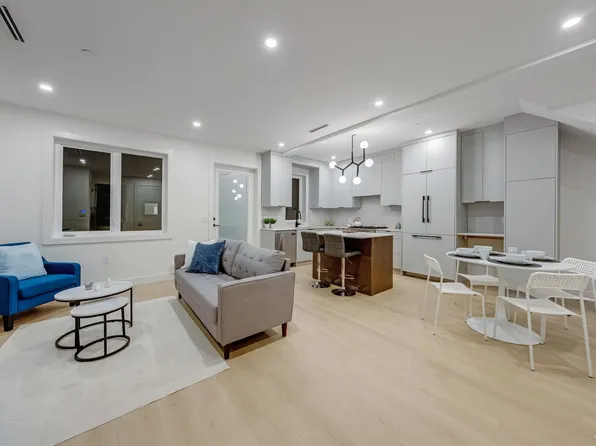 6730 Heather St #3, Vancouver, BC V6P 3P4