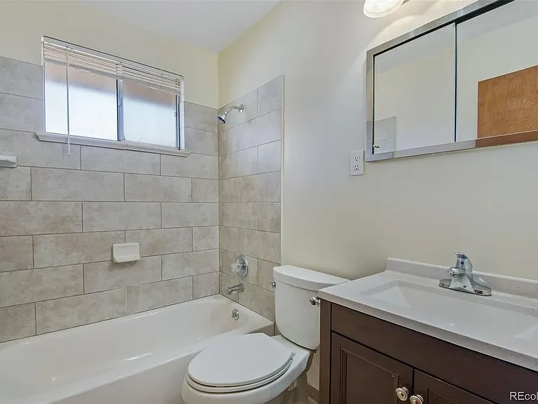1628 S Locust St — Photo 12