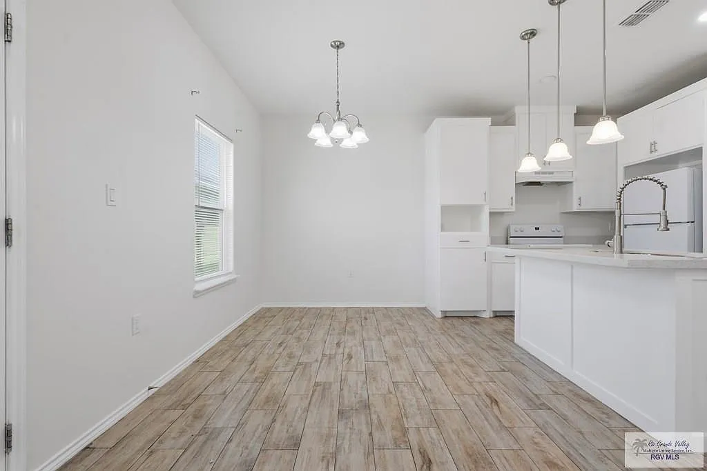 2 bed, 2.0 bath, 954 sqft, $1,080 — Photo 2