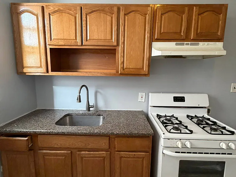 138-140 Clinton Ave #2F — Photo 2