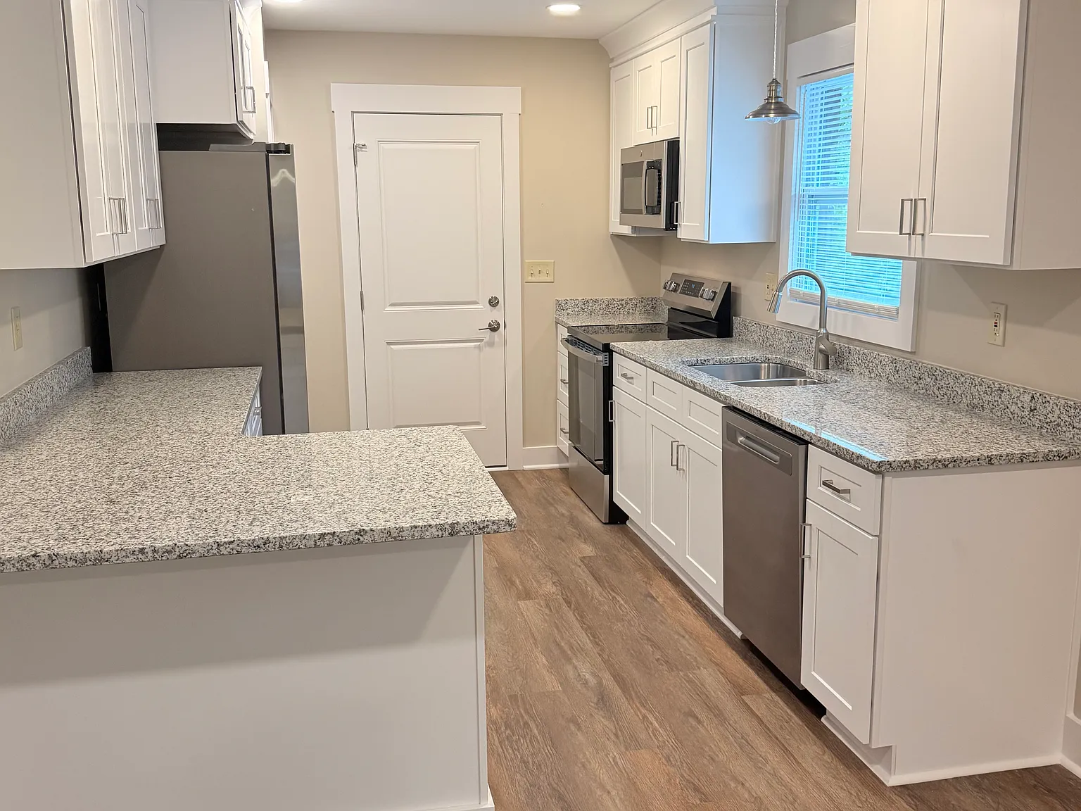 2 bed, 817 sqft, $1,600 — Photo 4