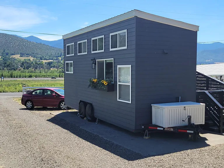 1045 W Valley View Rd — Photo 1