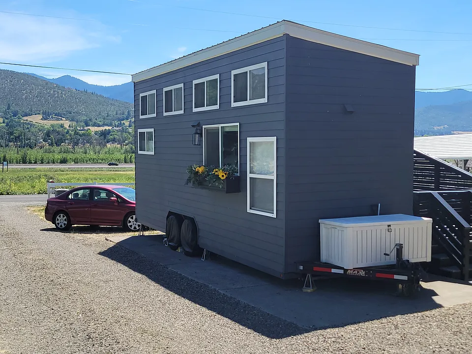 1045 W Valley View Rd