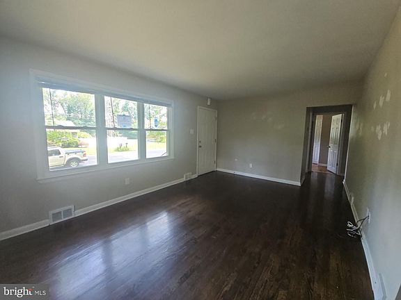 5th image of 109 W Dawson Dr