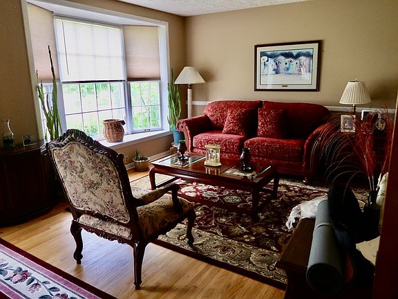 3rd image of 136 Oak Park Dr