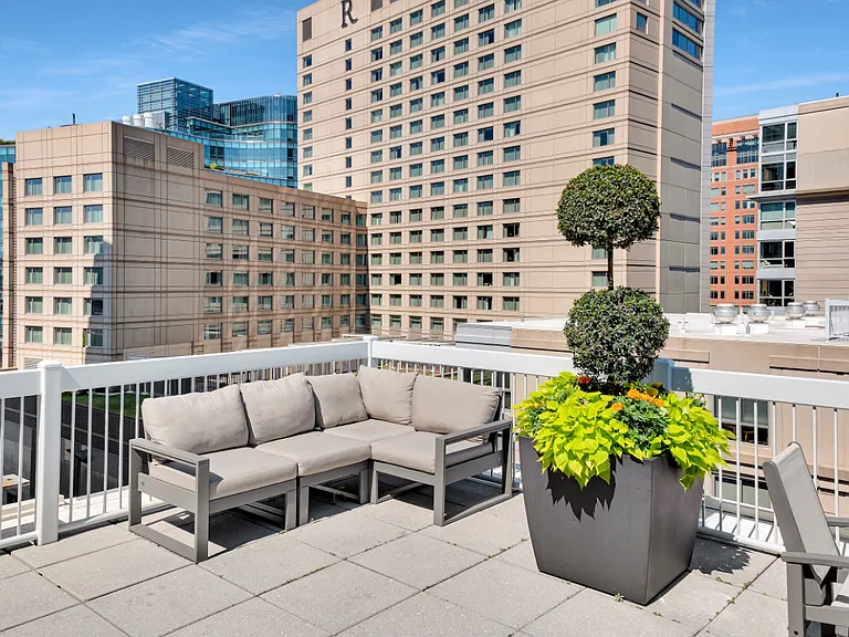 Park Lane Seaport — Photo 36