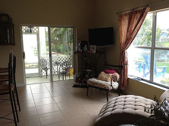 5th image of 309 W Riverbend Dr