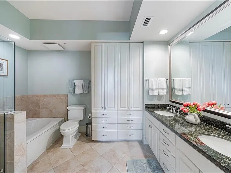 5068 Annunciation Cir #4210 — Photo 14