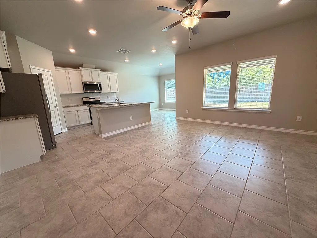 4 bed, 2.0 bath, 1748 sqft, $2,550 — Photo 2