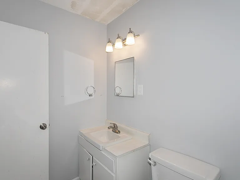 1733 W 24th St #22 — Photo 12