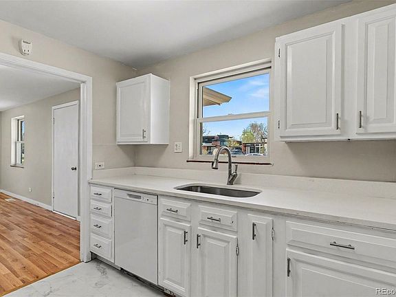 3rd image of 3030 N Glencoe Street