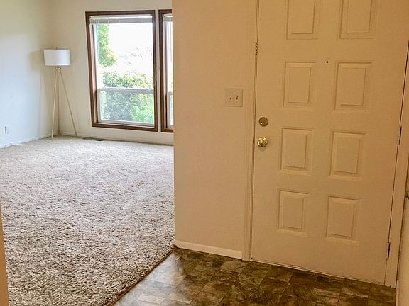 Entry/Living Room