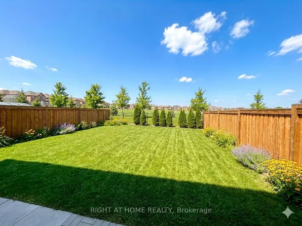 12 Tupling St, Bradford West Gwillimbury, ON L3Z 0W8