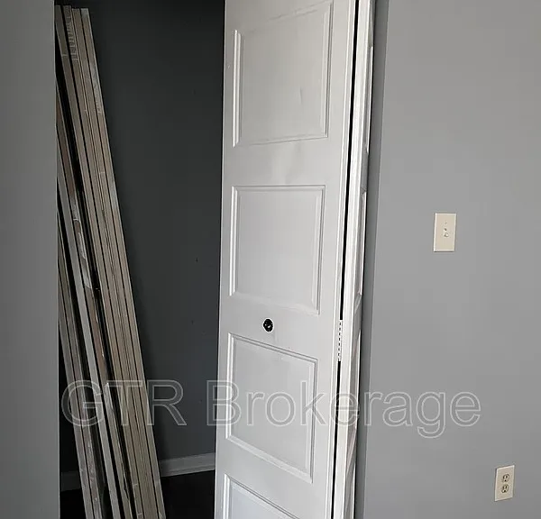 2584 Stratford Ln — Photo 17