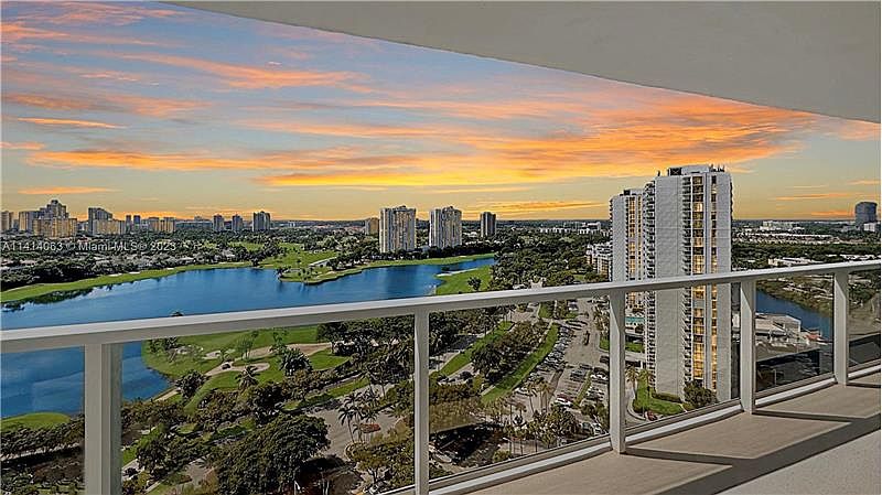 3731 N Country Club Dr PENTHOUSE 26, Aventura, FL 33180