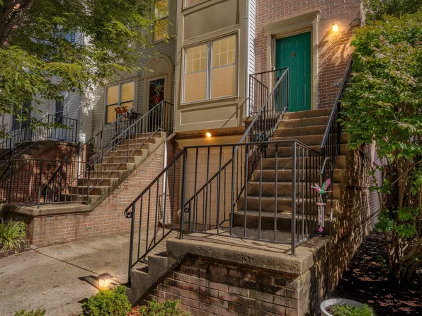 7835 Gum Springs Village Dr, Alexandria, VA 22306