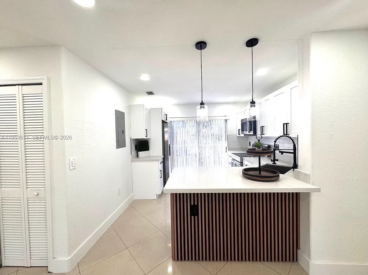 3 bed, 1330 sqft, $2,900 — Photo 1