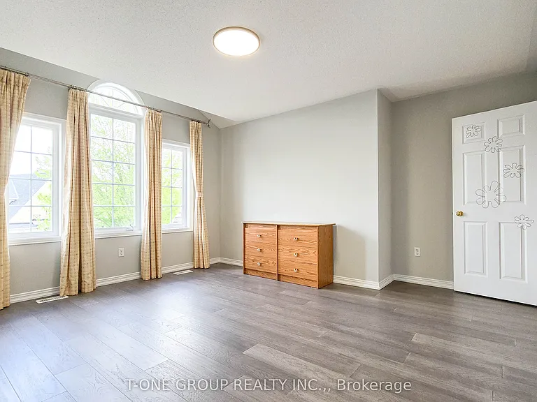 106 Castleglen Blvd — Photo 27