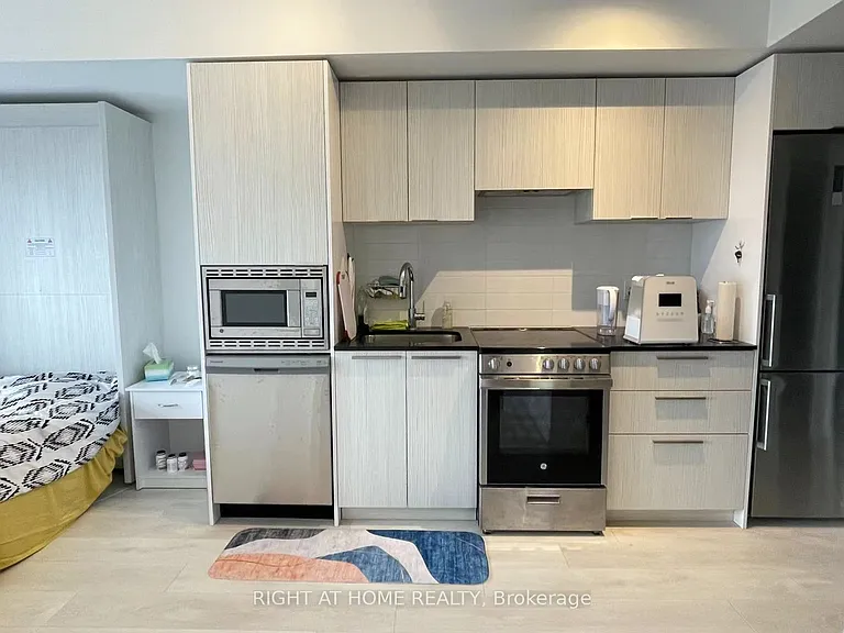 501 Yonge St #2206 — Photo 4