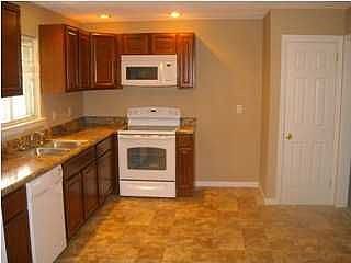 4th image of 321 Stonewood Dr