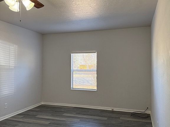 3rd image of 907 Apple St