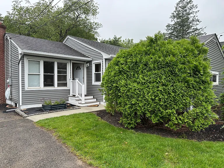 234 Crombie St — Photo 10