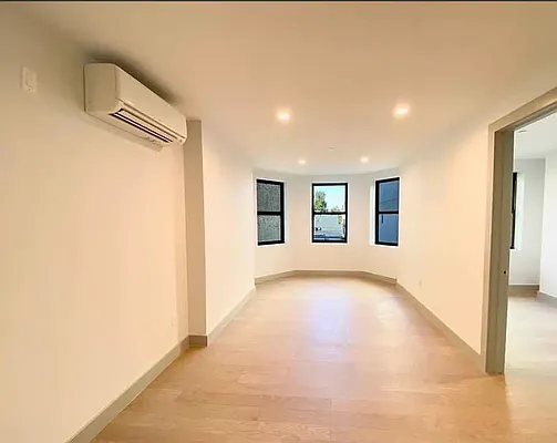 Rented by Delmark Realty LLC | media 35