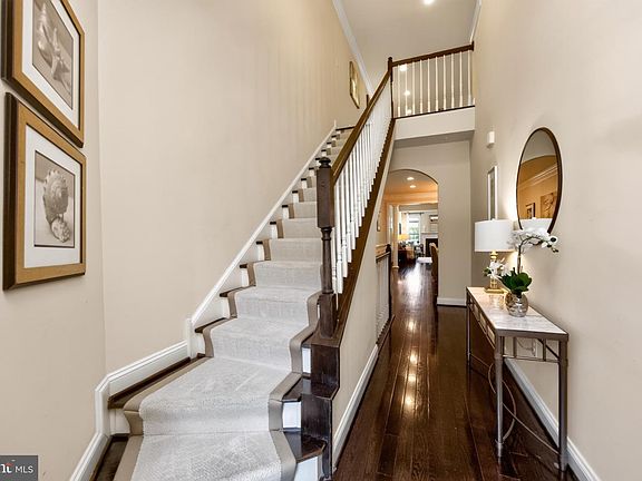 3rd image of 607 Cliff Ln