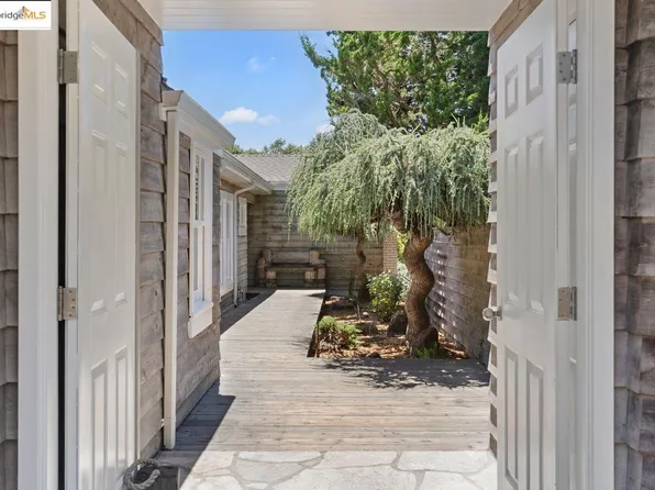 5600 Weaver Pl, Oakland, CA 94619