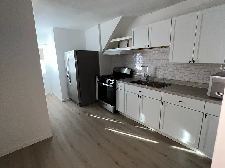 1011 Hudson Ave #1 — Photo 2