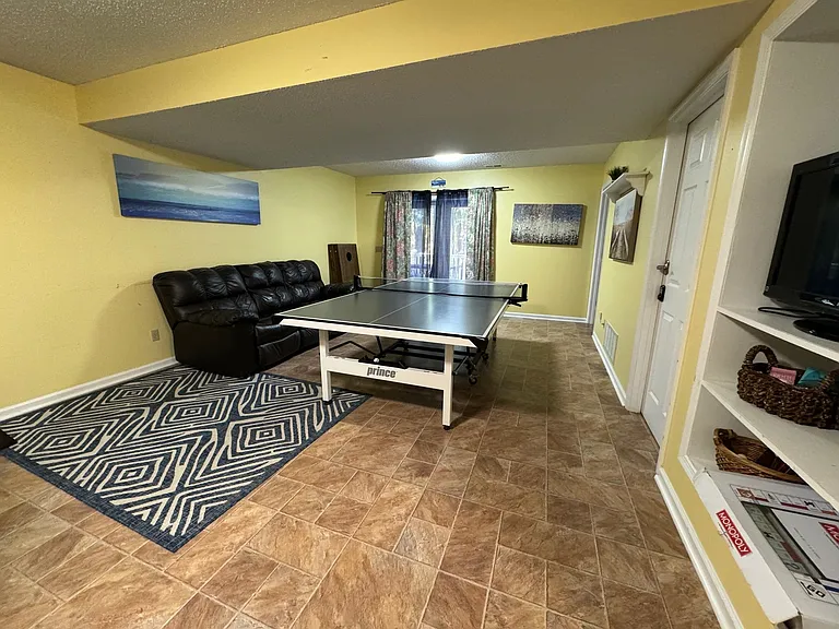 135 Inglewood Ct — Photo 14
