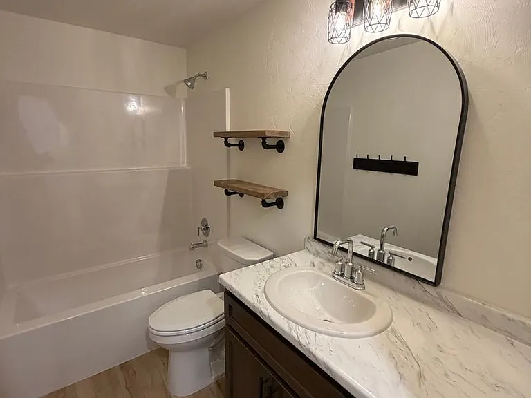 218 W Nevada St — Photo 11
