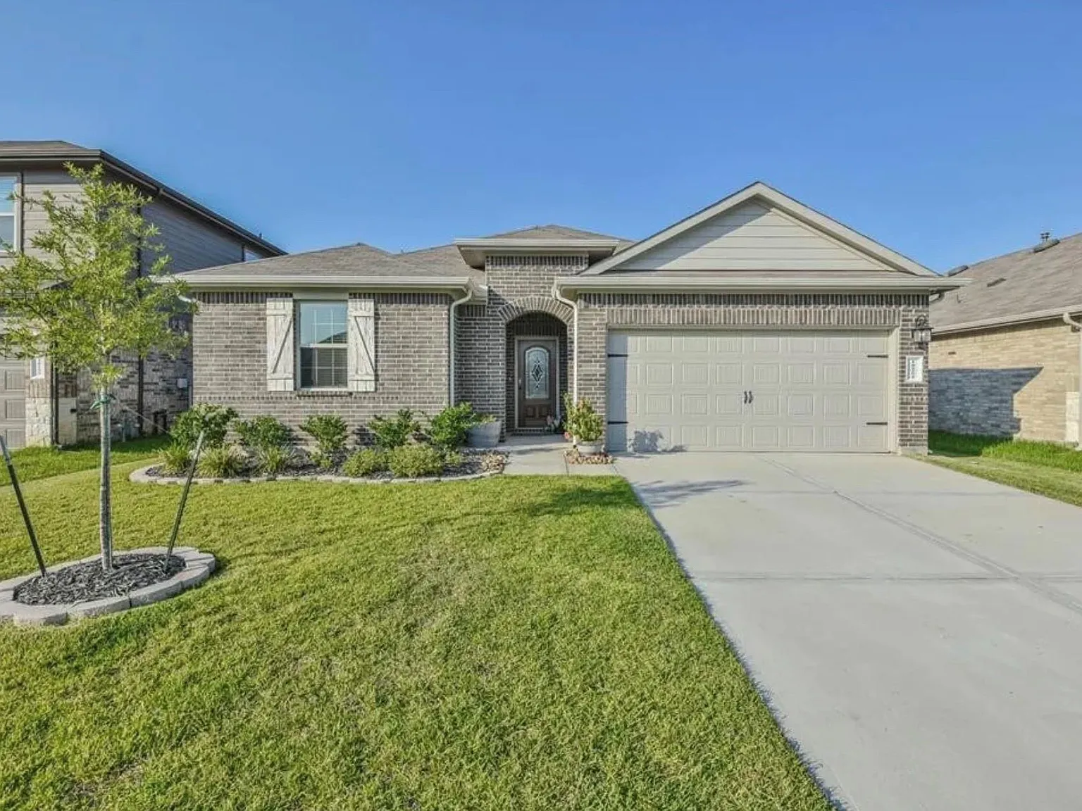4 bed, 2.0 bath, 2084 sqft, $2,400 — Photo 1