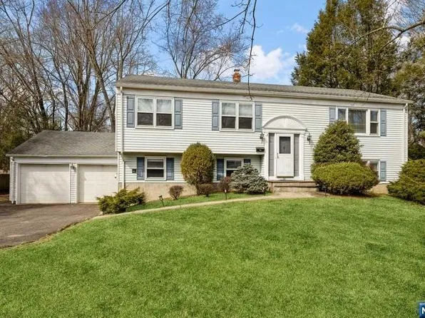 32 Carlton Ln, Harrington Park, NJ 07640