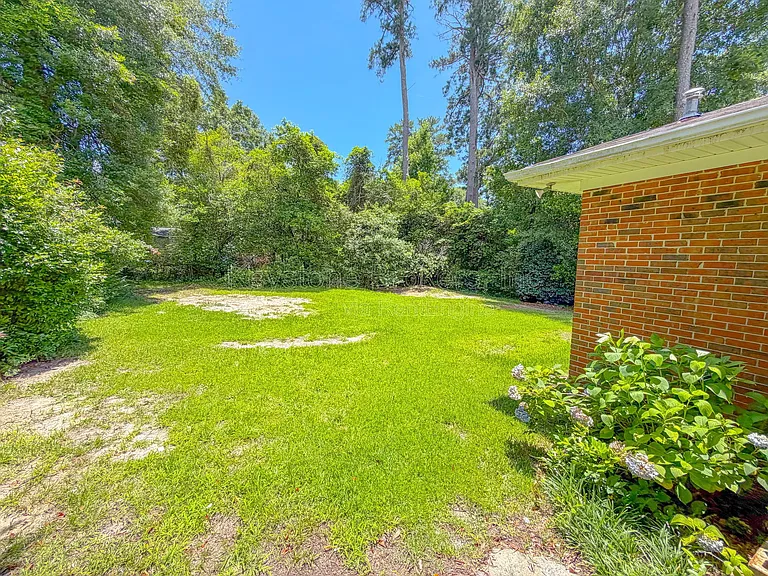 2525 Tredway Dr — Photo 2