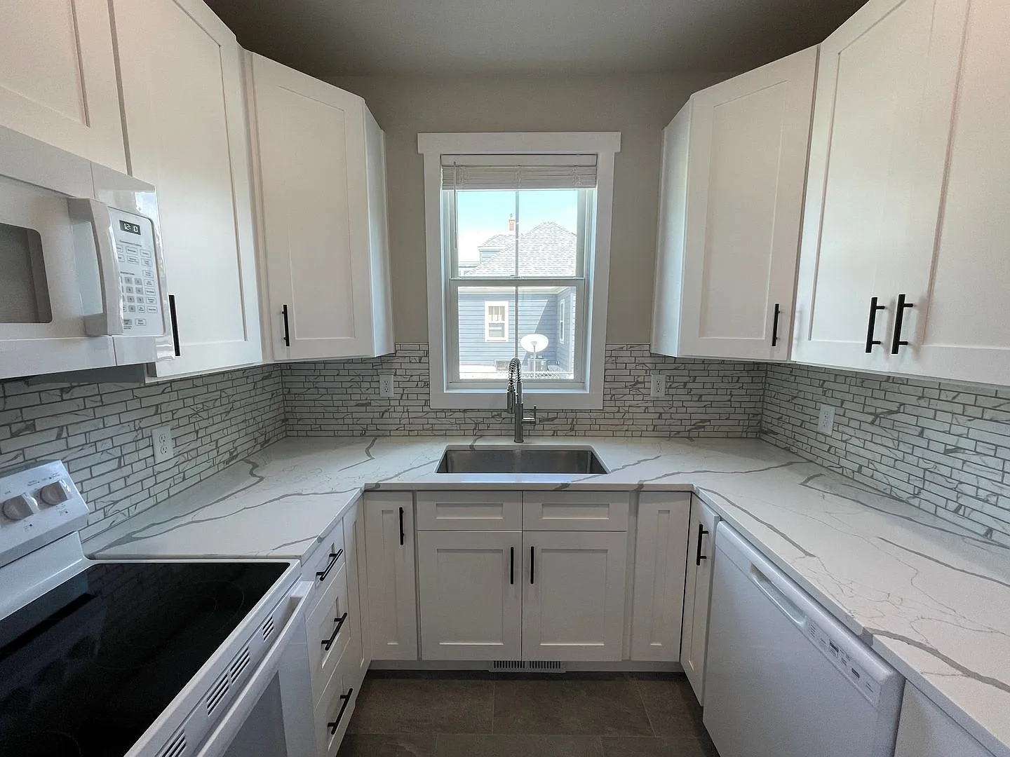133 S Prairie Ave — Photo 2