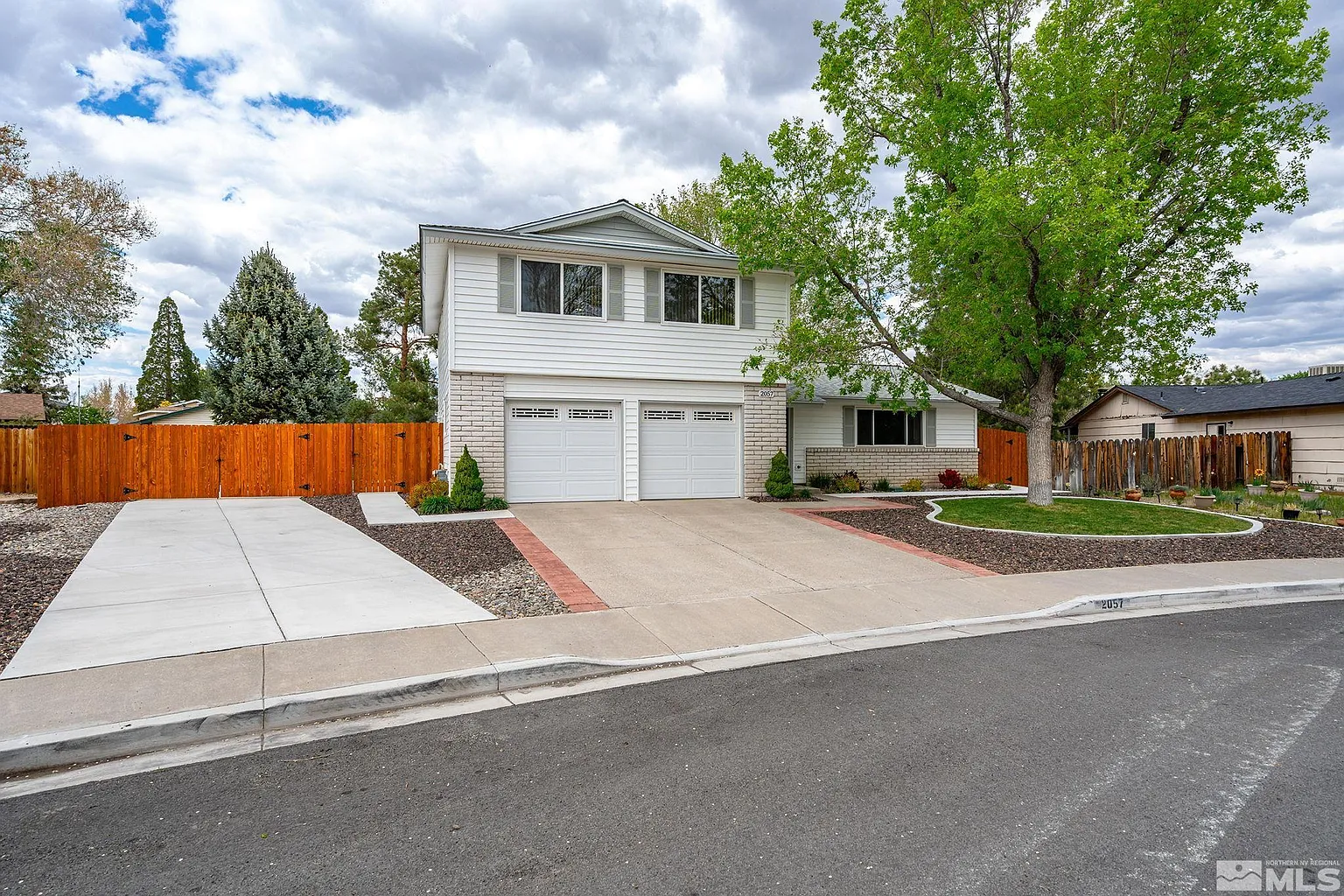 2057 Mesa Vista Dr photo 1