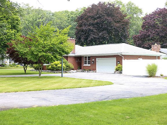 4th image of 1904 Crestwood Ln
