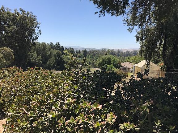 3rd image of 1055 E La Loma