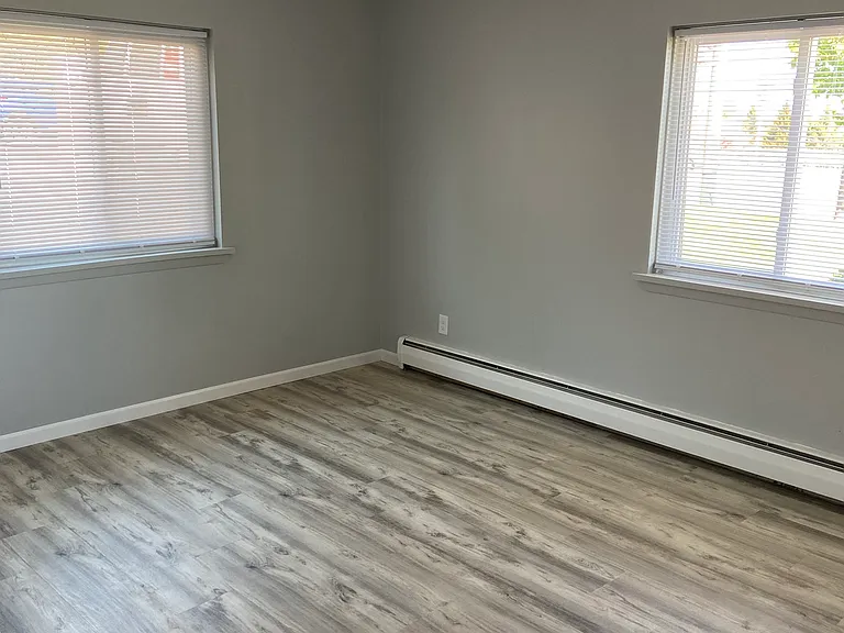 2-11 Winston Dr — Photo 2
