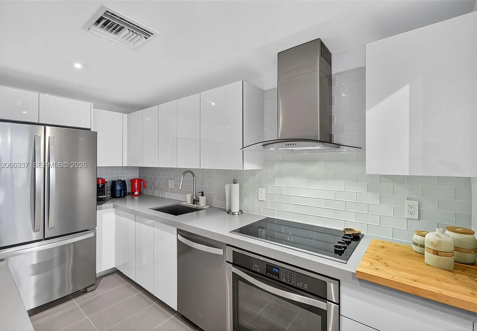 Canvas Condo — Photo 3
