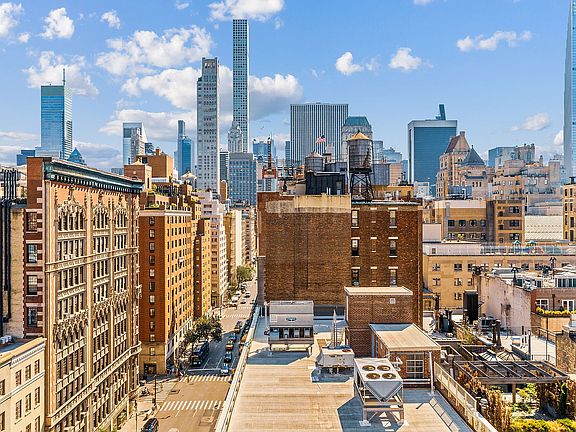 4th image of 25 E 67th St APT 12A