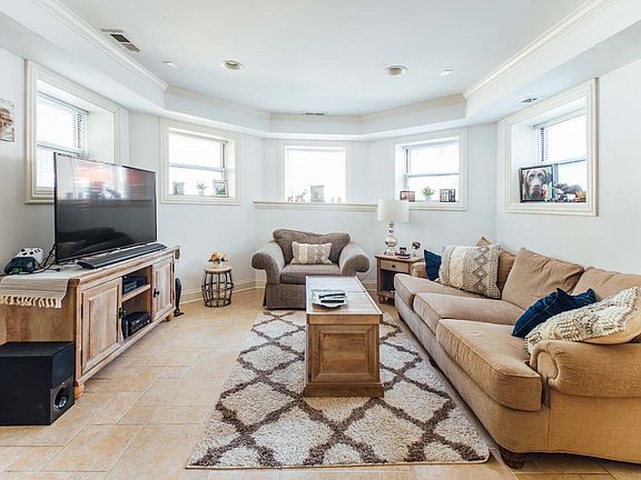 2nd image of 663 W Buckingham Pl #19110451